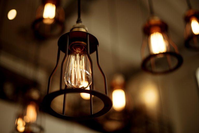 Dopasuj oświetlenie do swojego stylu z lampami drewnianymi Studio Światła