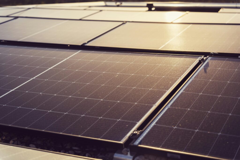 Żywotność paneli fotowoltaicznych ma wpływ na energię elektryczną produkowaną z paneli pv
