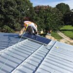 Na co uważać przy montażu PV na dachach skośnych? Poradnik dla właścicieli domów